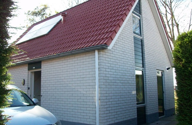 bungalow independiente en parcela de 450 m2, jardín vallado con vista despejada