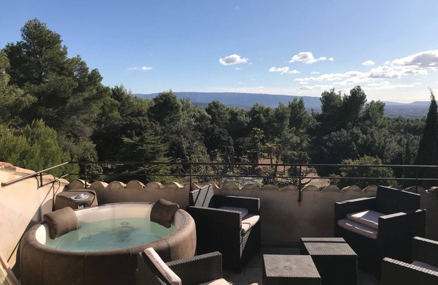Casa unifamiliar en un dominio provenzal con impresionantes vistas de la piscina