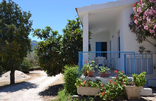 casa unifamiliar, rodeada de vegetación con vistas al mar