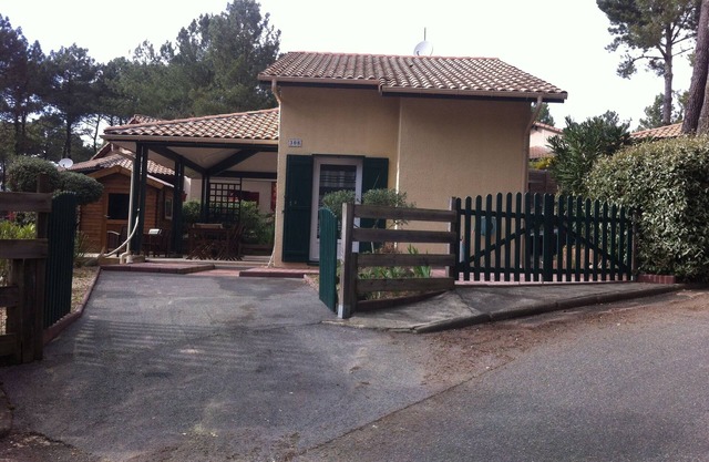 Casa unifamiliar con terraza cerca del océano, golf y tiendas.