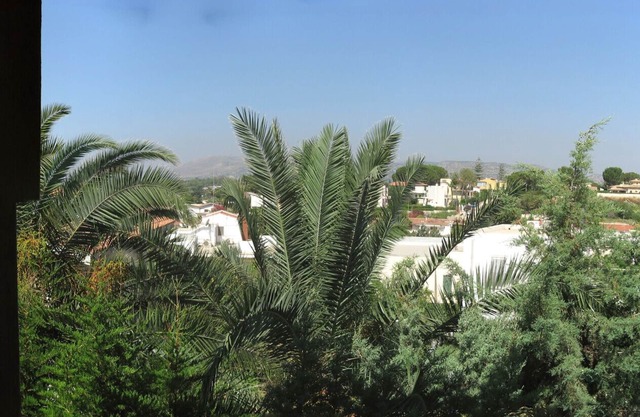 Detached villa a stone's throw from the sea