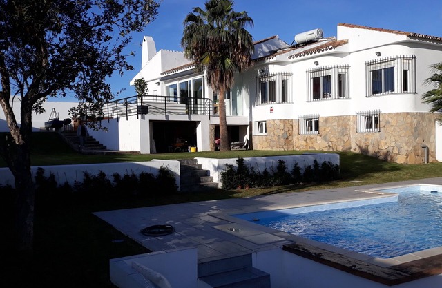 Villa independiente con piscina privada y vistas al mar