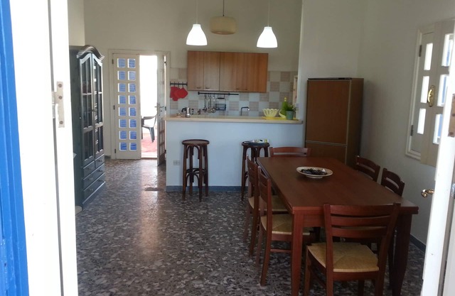 Villa independiente con dos grandes terrazas, 8 + 1 camas, a 300 m del mar.