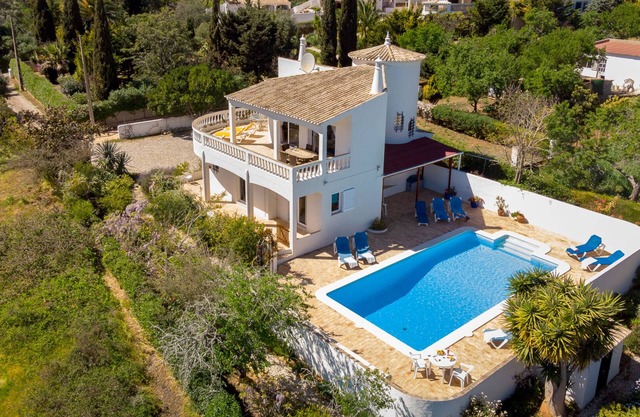 Villa independiente con gran piscina, aire acondicionado y wifi en Praia da Luz, Algarve