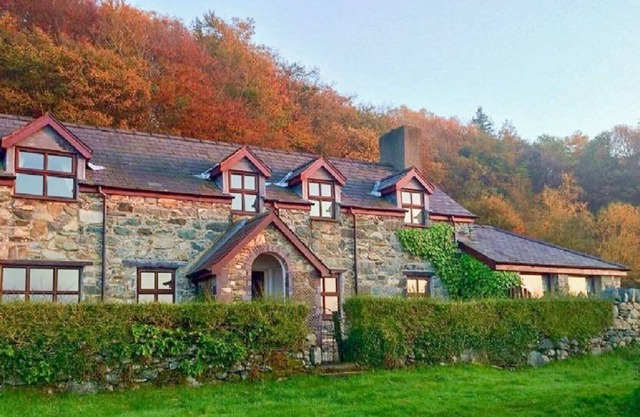 Casa rural galesa separada. Zona tranquila con vistas a la montaña y al mar. Duerme 7.