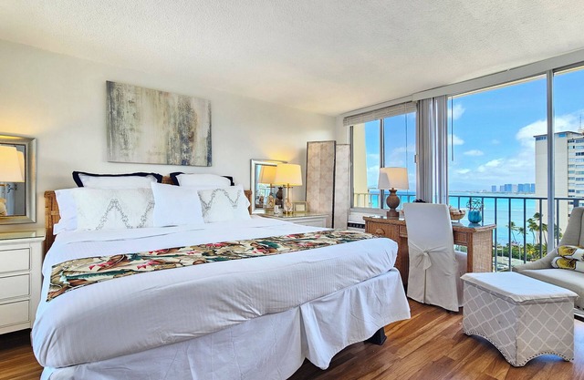 Diamondhead Beach Hotel PH02 / King Bed Studio, Gold Coast Penthouse Paradise