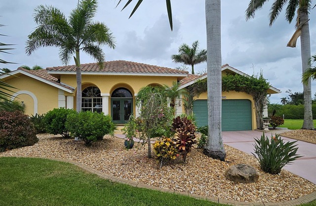 Direct Gulf Access, 3-bedroom, 2 bath house with heated pool and spa