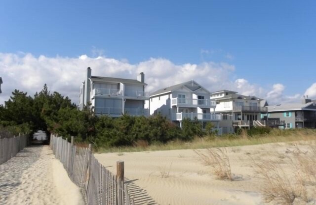 Direct Ocean Front Townhouse con múltiples cubiertas actualizadas y hermosas