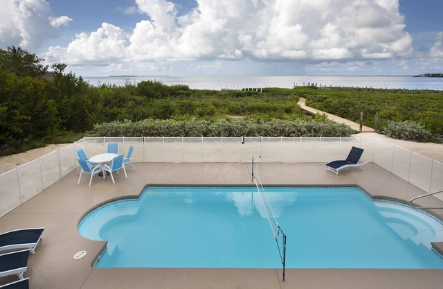 Vista directa al mar! 5 habitaciones / 3 baños con espacio para todos. Gran piscina y muelle!