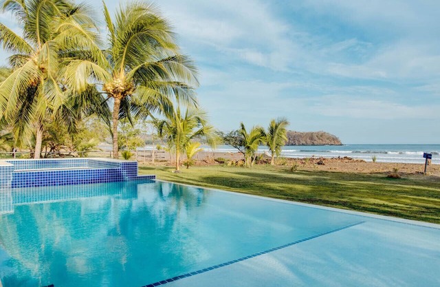 Casa Azul, directamente en playa venao, el mejor surf en Panamá, para 6-9 +
