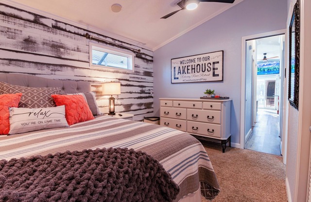 Breathtaking Waterfront Views-Charming 2-bedroom boathouse with WiFi, AC-Amazing