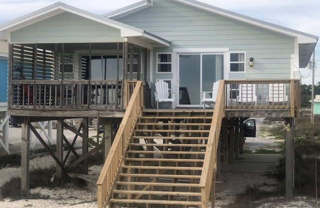 BEACH FRONT 4 BR 2 Bath Home! ¡Quédate en la playa, no detrás!