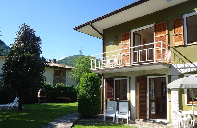 DIRECTLY ON THE BEACH / LAKE, apartment up to 4 people, small pool, garden, wide view