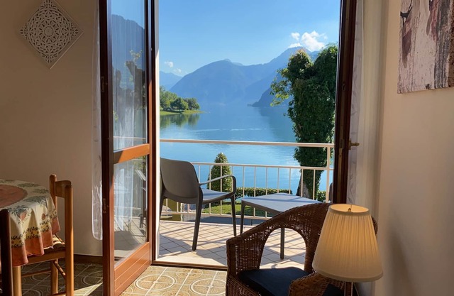 DIRECTLY ON THE BEACH/LAKE, apartment for up to 4 people, pool, garden, wide view