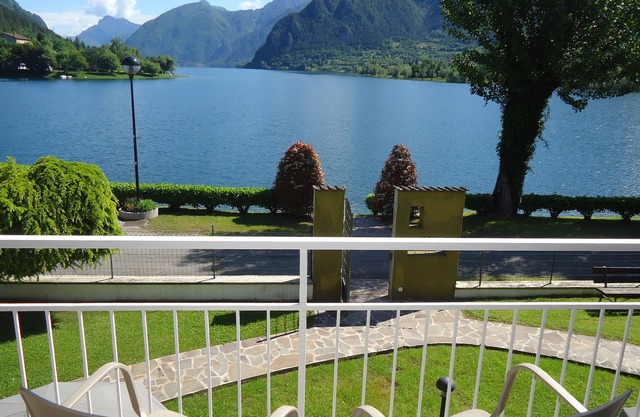 DIRECTLY ON THE BEACH/LAKE, apartment for up to 4 people, pool, garden, wide view