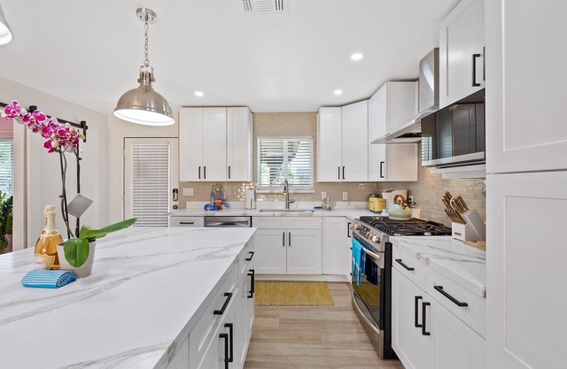 Disco Dino: Funktastic 5br 4ba w/ Spa .6mi to Old Town!