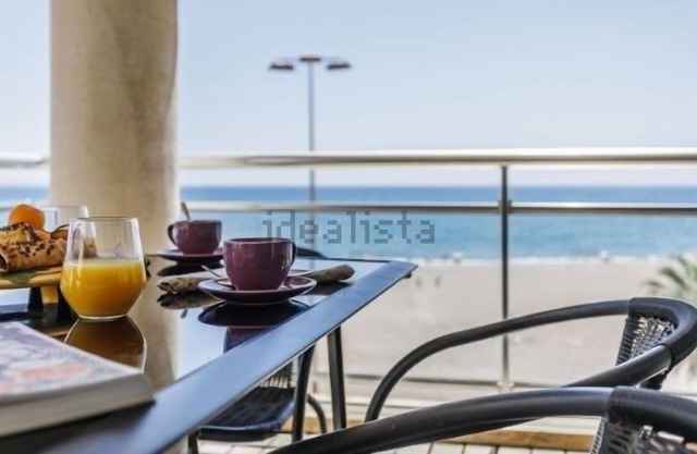 Magnífico ático 270 m2 primerísima línea de playa. Espectaculares vistas al mar