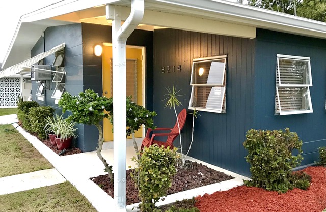 1 HAB, Den cerca de la playa / Warm Mineral Springs! Den w / bed, Dog Friendly Fenced Yard