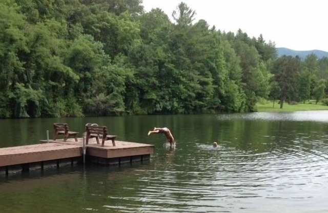 Lakeside Chalet - Se admiten mascotas, capacidad para 6 personas, bañera de hidromasaje, 2 chimeneas. WIFI. Firepit