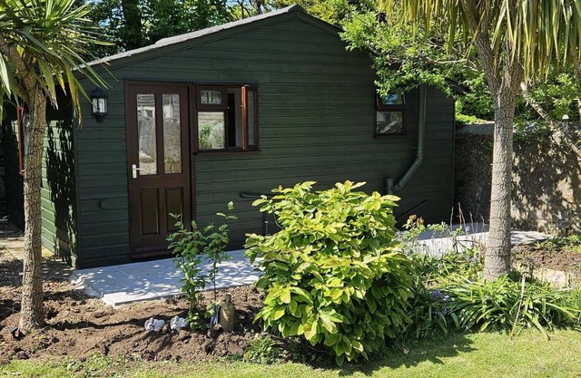 Discover our inviting chalet in the historical town of Camborne, Cornwall!