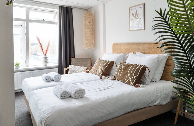 Descubre el encanto de una pequeña habitación elegante junto al mar con vibras de Ibiza, que incluye