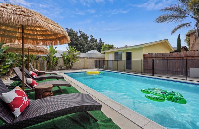 Disney Themed 4-bedroom house w/ pool ~10 min away from Disneyland