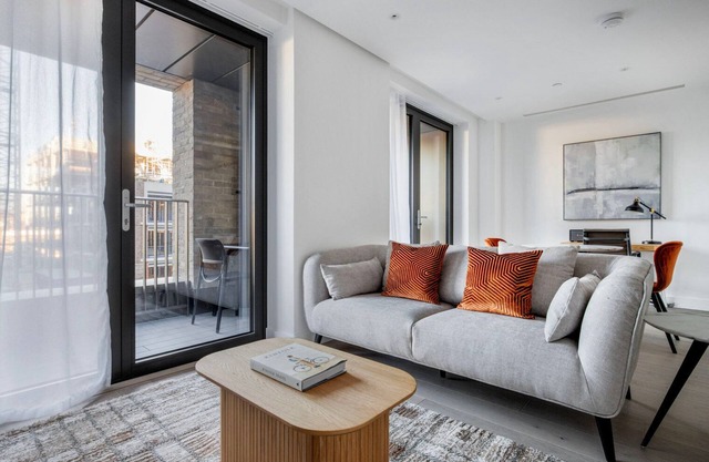 Divine Farringdon 1BR w/ Gym & Pool, nr Restaurants, by Blueground