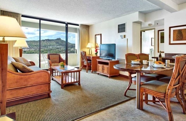 Dlx 1 br Waikiki Condo Rental...Sleeps 5/Lovely views. Waikiki Beach!