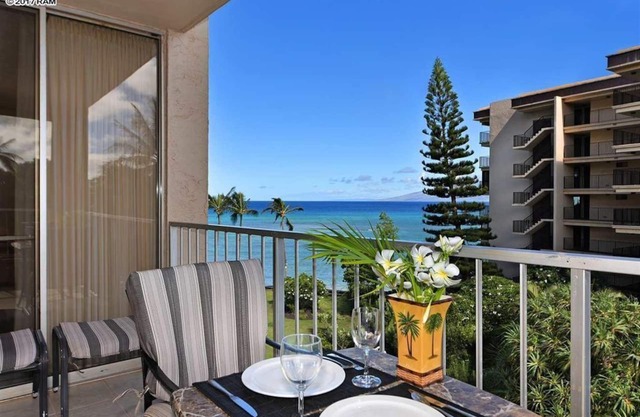 Dlx Oceanview Maui Studio...Updated. AC! Steps to Beaches! Sleeps 4.