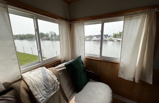 Dock Life Beach 1 - Cottage 10, Riverside 2 bedroom, 3 min walk to Beach 1