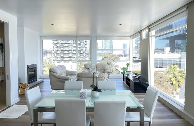 Docklands Penthouse de lujo sobre el distrito Docklands | Estacionamiento gratis y tranvía gratis