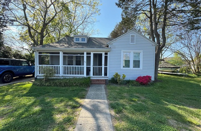 Dog-friendly 2 bedroom beach bungalow with AC and outdoor fire-pit in Ocean View