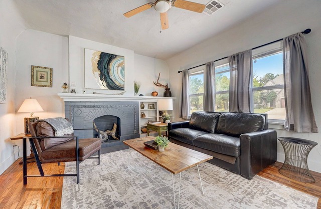 Cozy Holiday Studio Next to Plaza District NW31