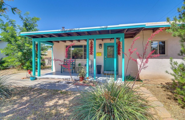 ¡NUEVO! Casa ABQ vibrante que admite mascotas con patio y patio