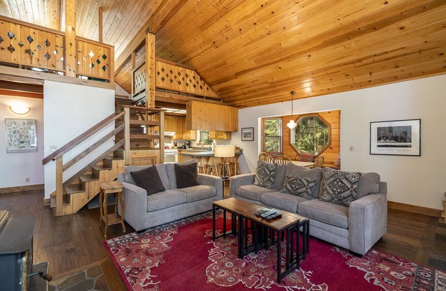 Cerca de Squaw y Northstar, recientemente remodelado con acceso a la piscina y playa privada