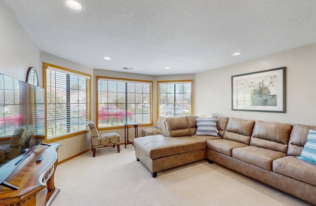 Dog-friendly home with large private yard & bbq - close to beach & hiking