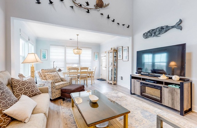Dog-friendly resort townhouse w/shared sauna, fireplace, basketball/tennis court