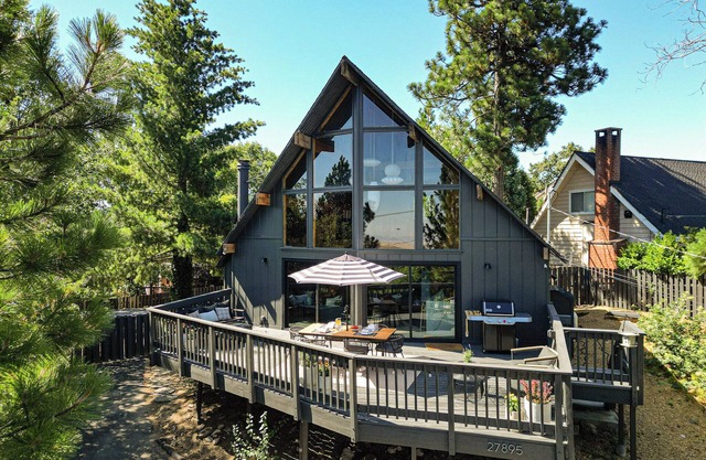 Dog-Friendly Retreat w/ Pickleball,Sauna + Hot Tub