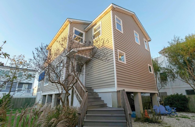 Dog-Friendly Solar Cottage, Bay Views, 1.5 Blocks to Beach, Fenced Yard & Decks!