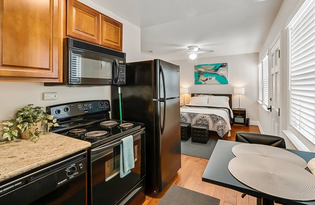 ¡NUEVO LISTADO! Acogedor estudio con cocina completa y patio amueblado, cerca del centro