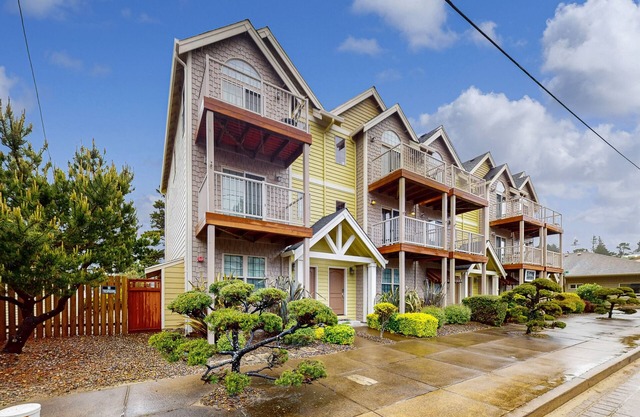 Dog-friendly townhouse near golf with beach access, fireplace, balcony & grill