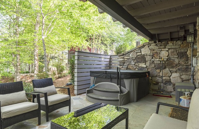 Dogwood Treehouse: 2 dormitorios, 2 BA Cabaña / Bungalow en Black Mountain, para 5 personas