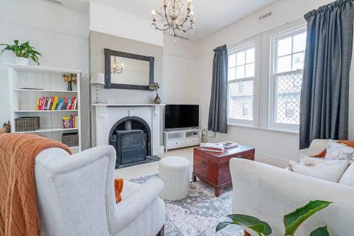 Dollys Cottage Timeless Retreat near Hobart CBD