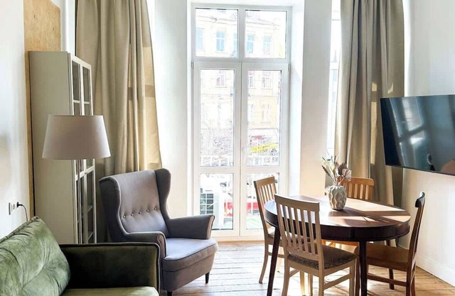 Domillion new Provence 3bdr 2bath w parking P365