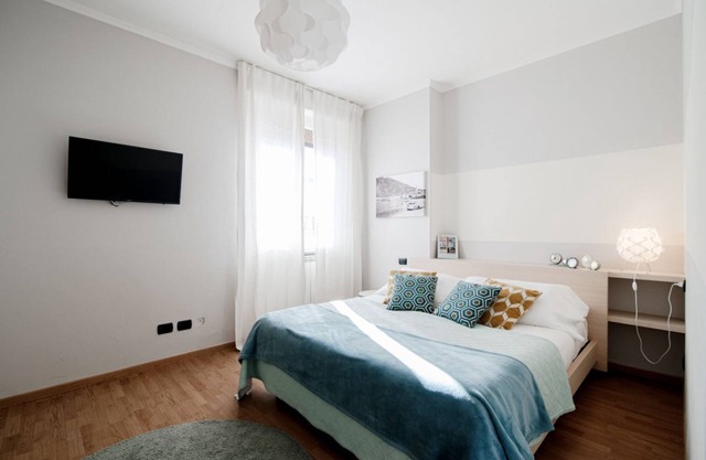 A charming modern flat with a beautiful large terrace, in the heart of the city of Como.