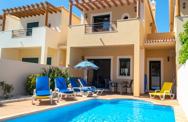 DomusIberica Burgau, casa de 2 dormitorios con A / C, piscina privada, a pie de la playa!