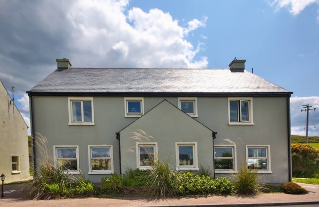 Doolin Village L05: una casa de dos pisos con capacidad para 6 personas en 3 habitaciones