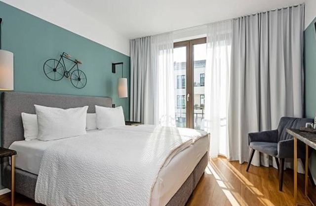 Doppelzimmer Terrasse, Dusche / WC - Velotel Bad Saarow
