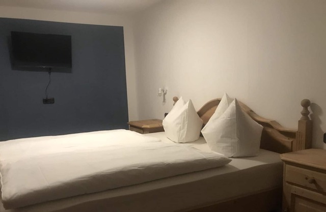 Double room (2-3 p) No. 9, shower / toilet - Gasthof Hirsch