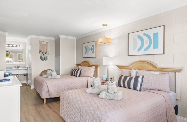 Double Room Hotel- 2 Pools, Near Beach/Boardwalk, No Pets Allowed